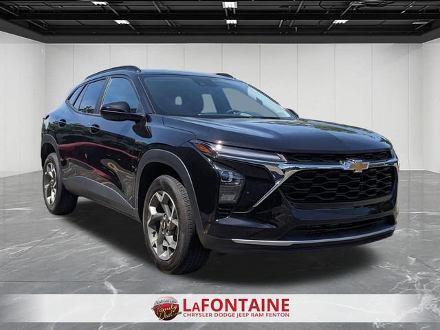 Used 2025 Chevrolet Trax LT FWD image 7