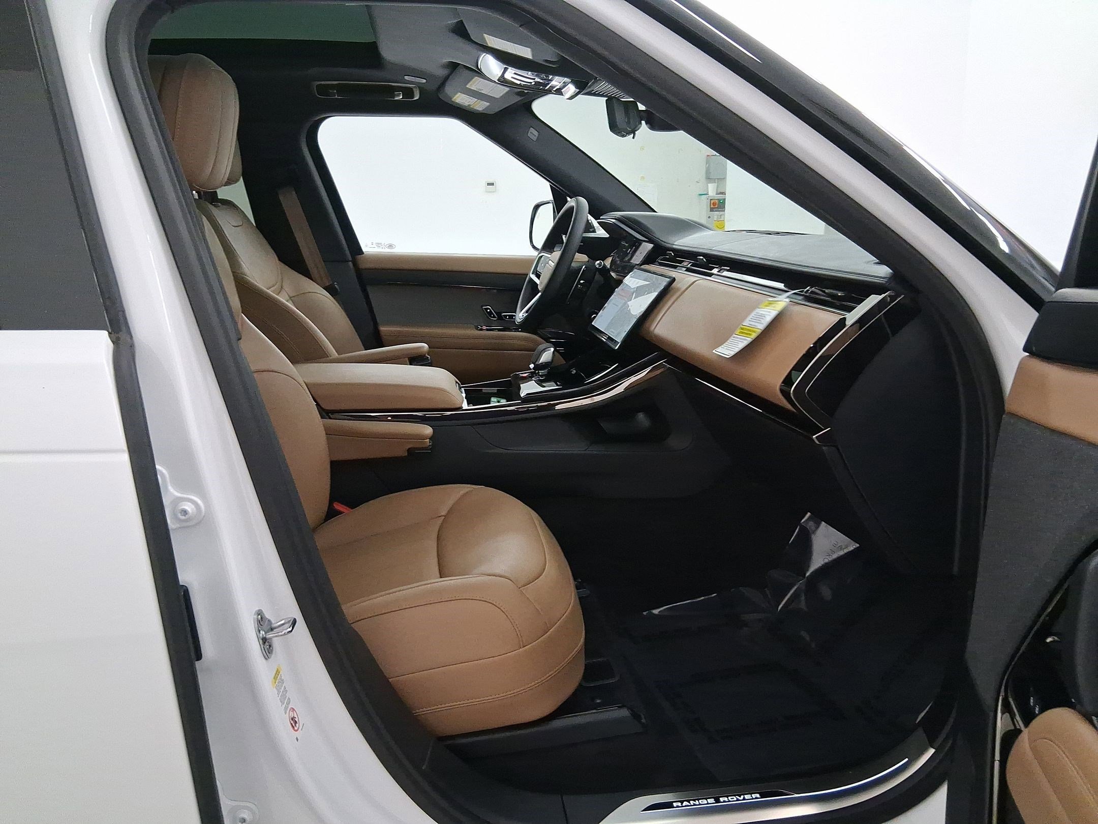 New 2025 Land Rover Range Rover Sport SE image 32