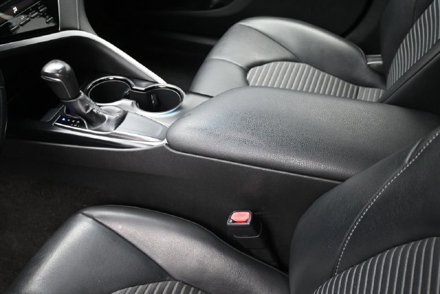 Used 2018 Toyota Camry SE w/ Moonroof Package FWD image 18