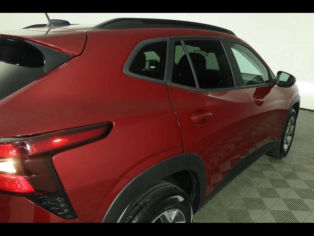 Used 2025 Chevrolet Trax LT w/ LT Convenience Package FWD image 16