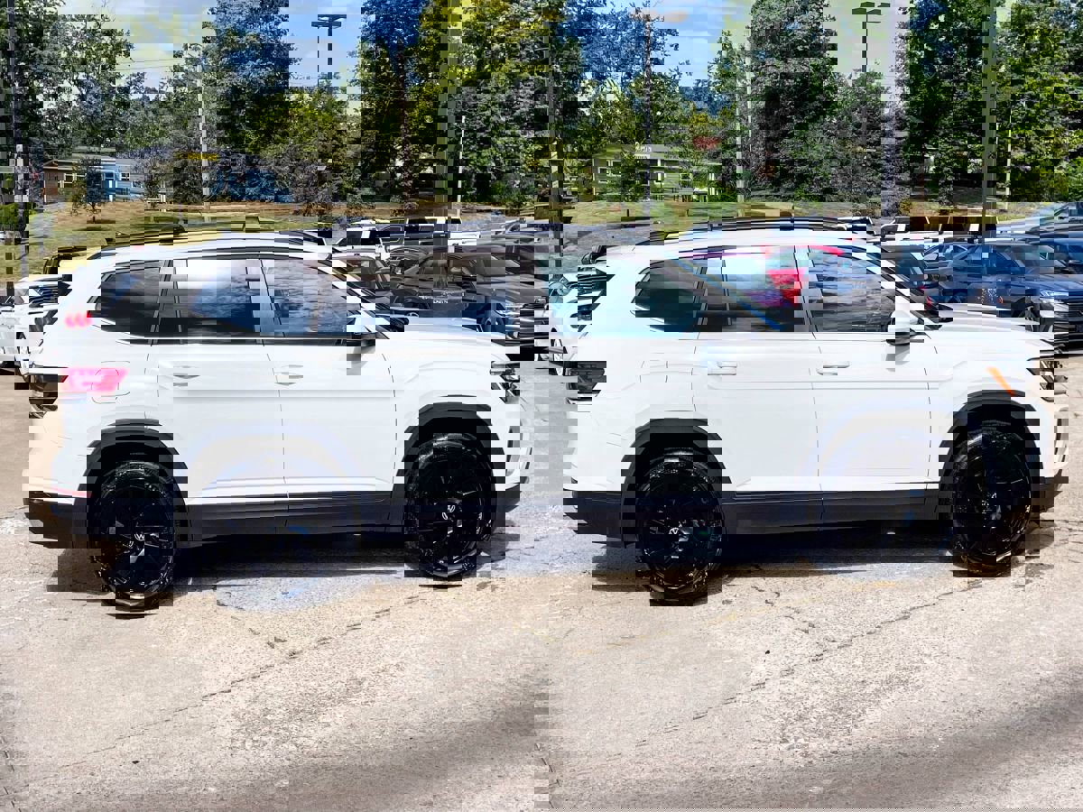 Used 2024 Volkswagen Atlas SE w/ Black Wheel Package image 4