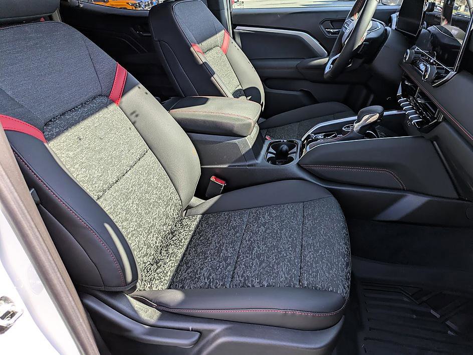 Used 2025 Chevrolet Colorado Z71 image 32