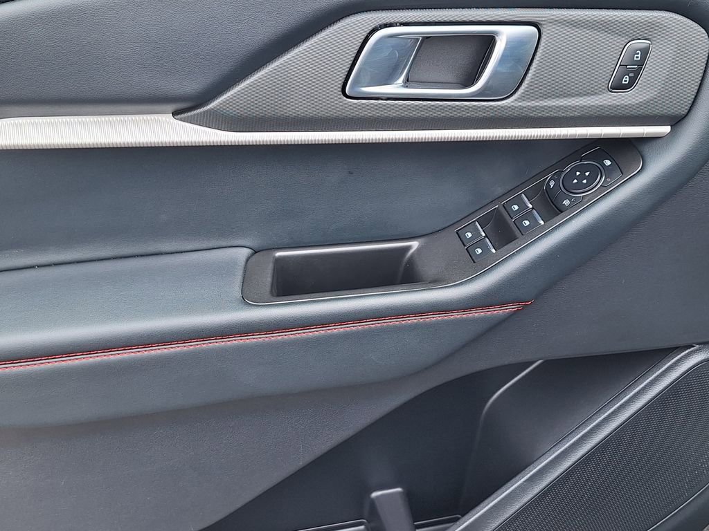 Used 2025 Ford Explorer ST-Line image 9