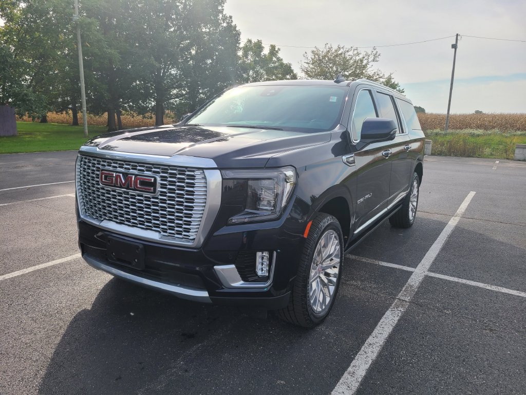 Used 2023 GMC Yukon XL Denali w/ Denali Reserve Package AWD/4WD image 3