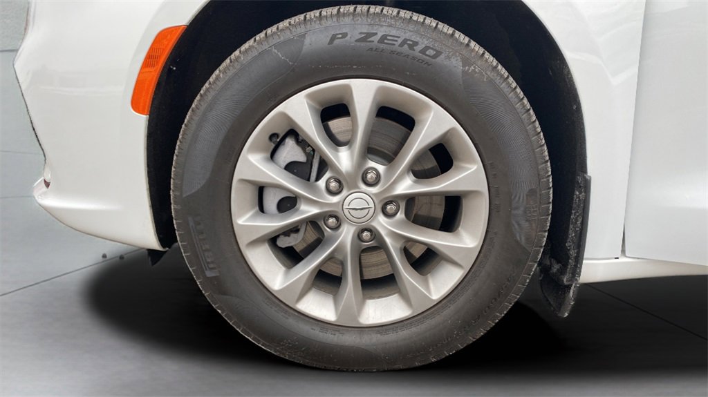 Used 2026 Chrysler Pacifica Select image 16