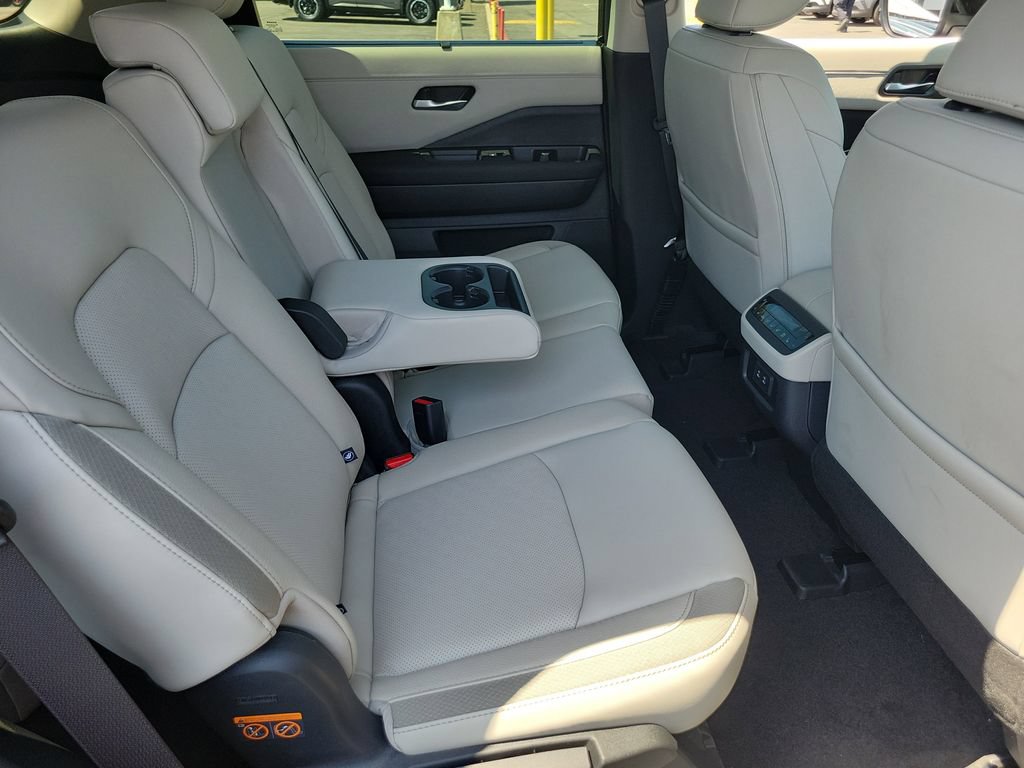 New 2026 Nissan Pathfinder SL w/ SL Premium Package (P04) FWD image 15
