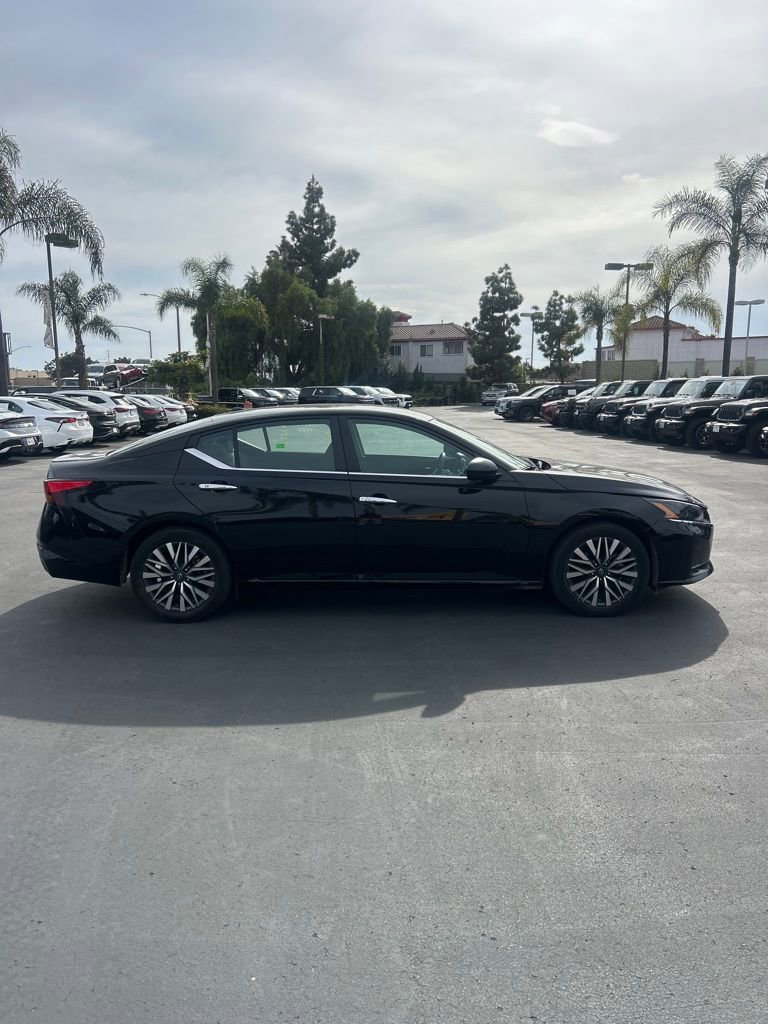 Used 2025 Nissan Altima 2.5 SV image 9