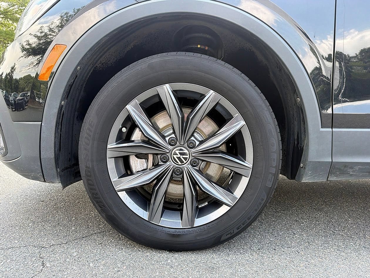 Used 2023 Volkswagen Tiguan SE w/ Panoramic Sunroof Package FWD image 11