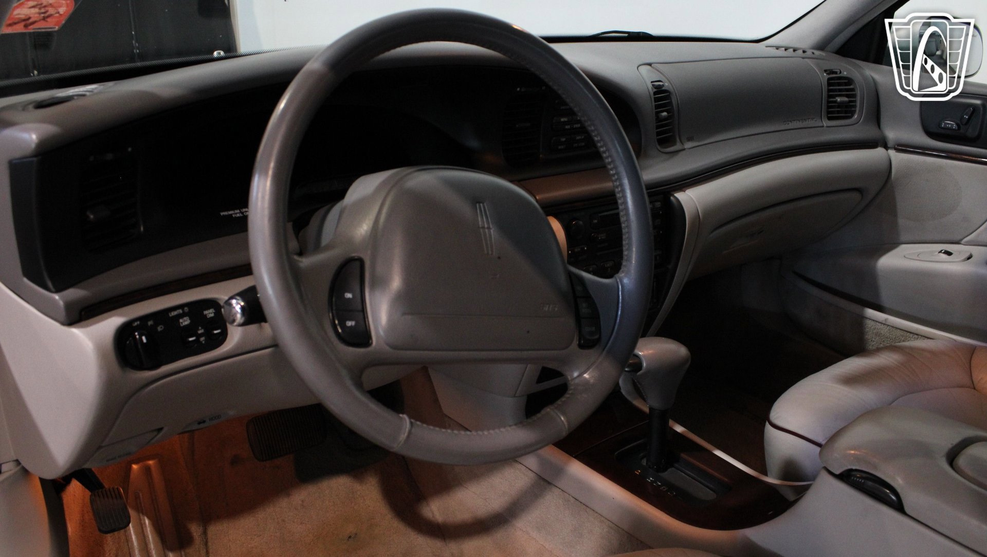 Used 1996 Lincoln Continental image 30
