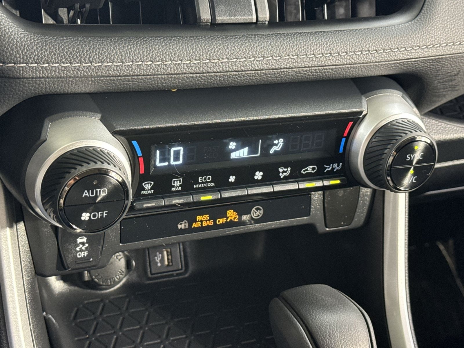Used 2024 Toyota RAV4 XLE AWD/4WD image 33