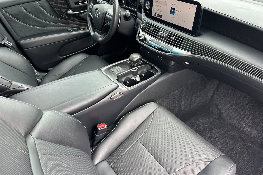 Used 2023 Lexus LS 500 w/ Accessory Package (Z1) RWD image 17