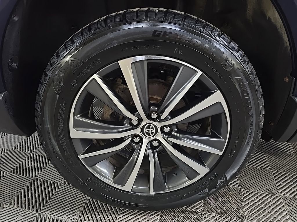 Used 2021 Toyota Venza LE AWD/4WD image 13