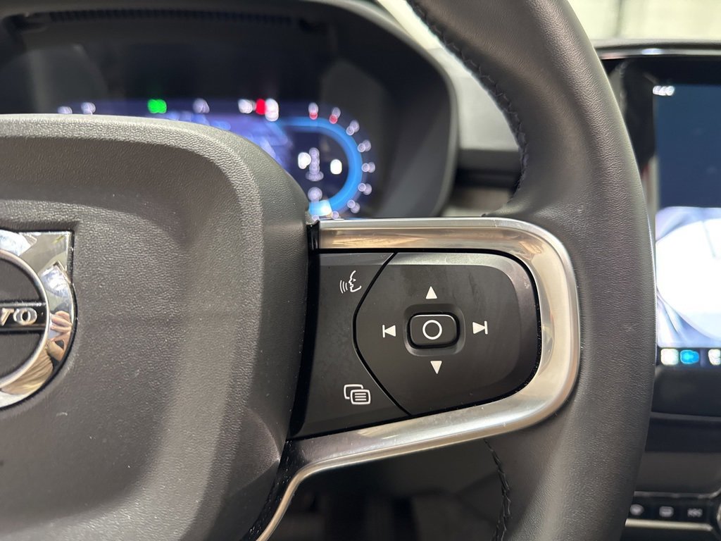 Used 2025 Volvo XC40 B5 Core image 24
