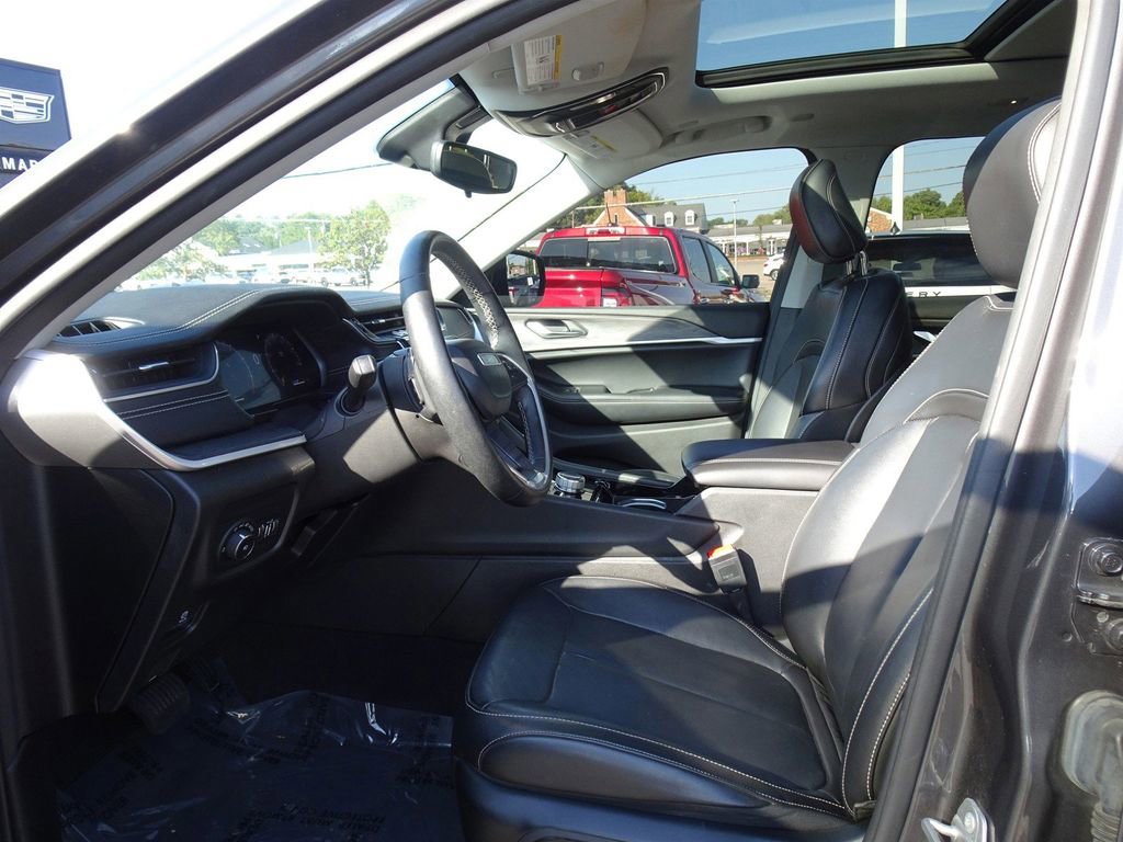 Used 2022 Jeep Grand Cherokee L Limited AWD/4WD image 9
