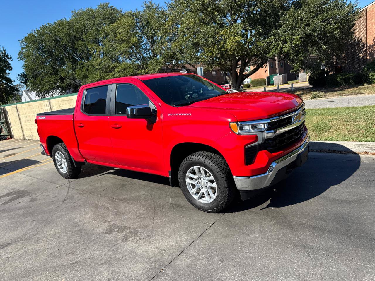 Used 2022 Chevrolet Silverado 1500 LT AWD/4WD image 7