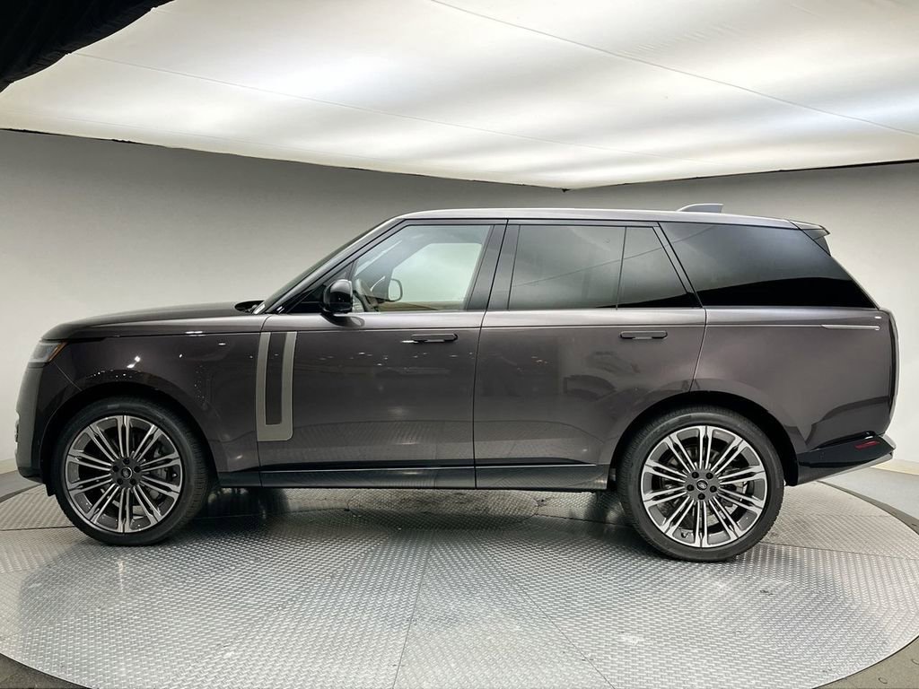 New 2025 Land Rover Range Rover SE image 2