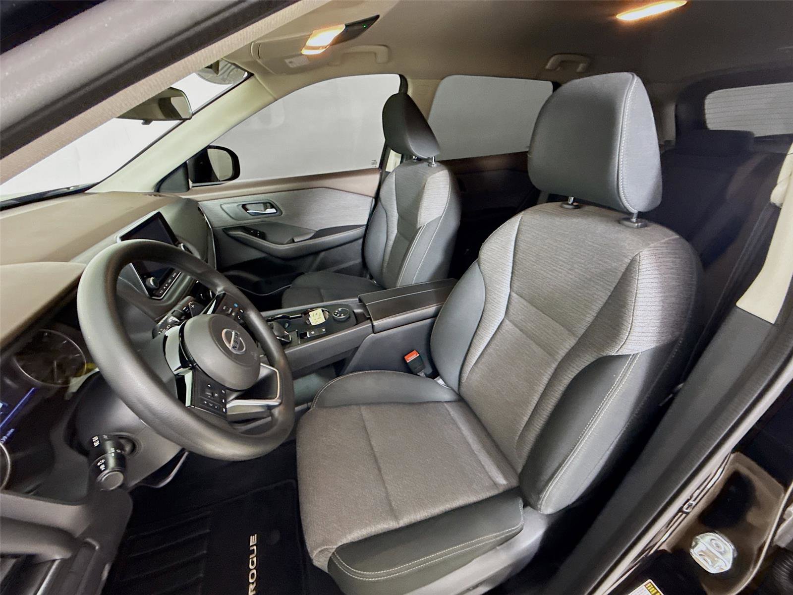 Used 2021 Nissan Rogue SV image 11