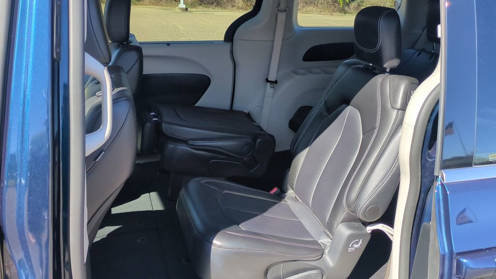 Used 2024 Chrysler Pacifica Touring-L image 14