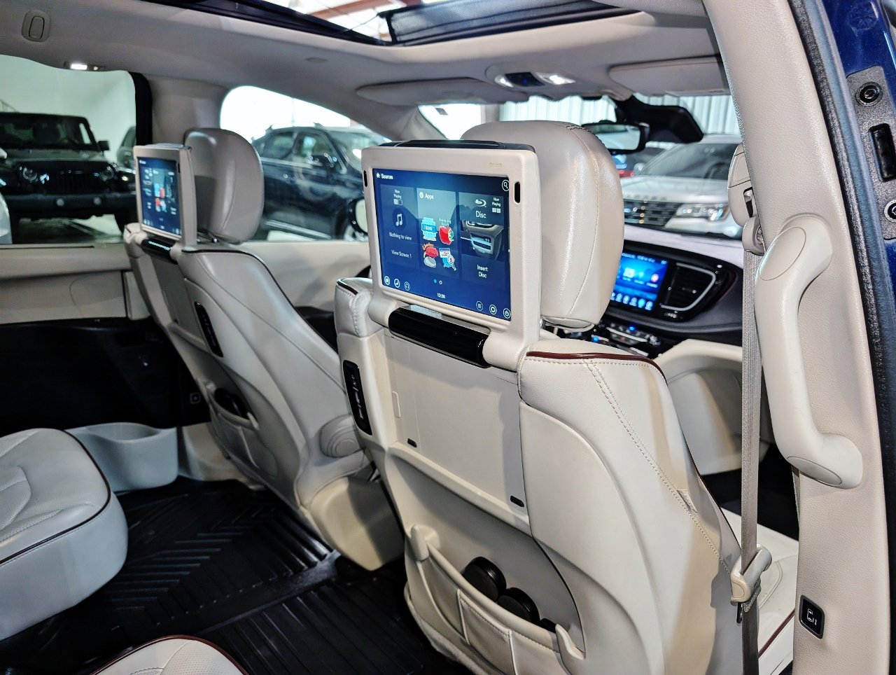 Used 2017 Chrysler Pacifica Limited image 35