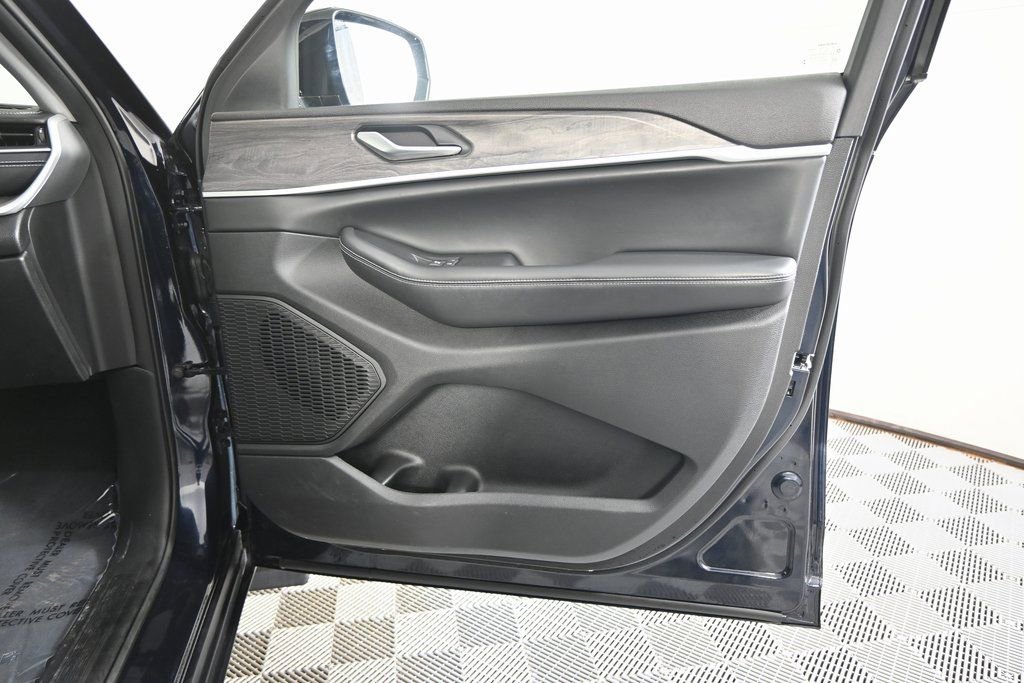Used 2023 Jeep Grand Cherokee Limited image 15
