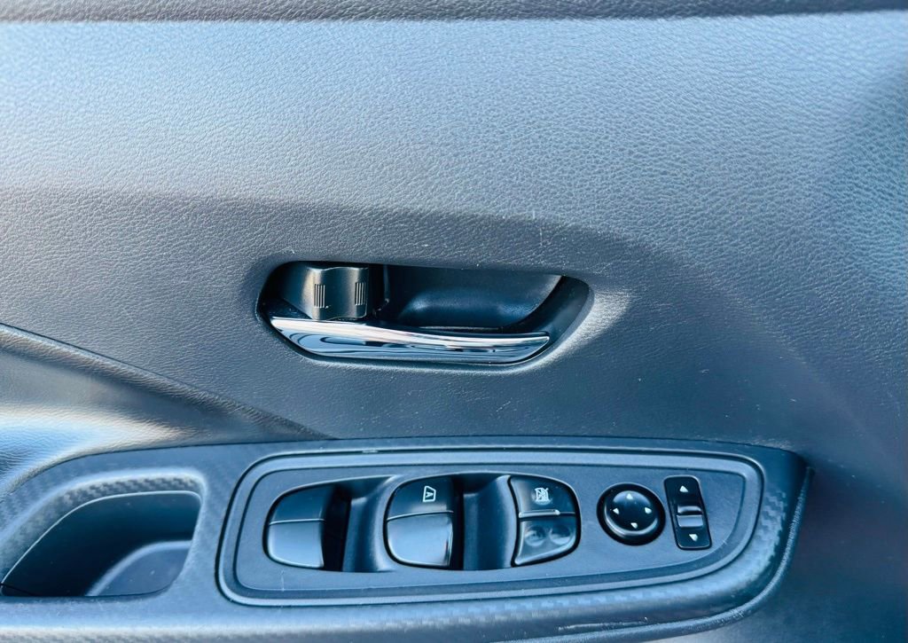 Used 2020 Nissan Versa SV image 9