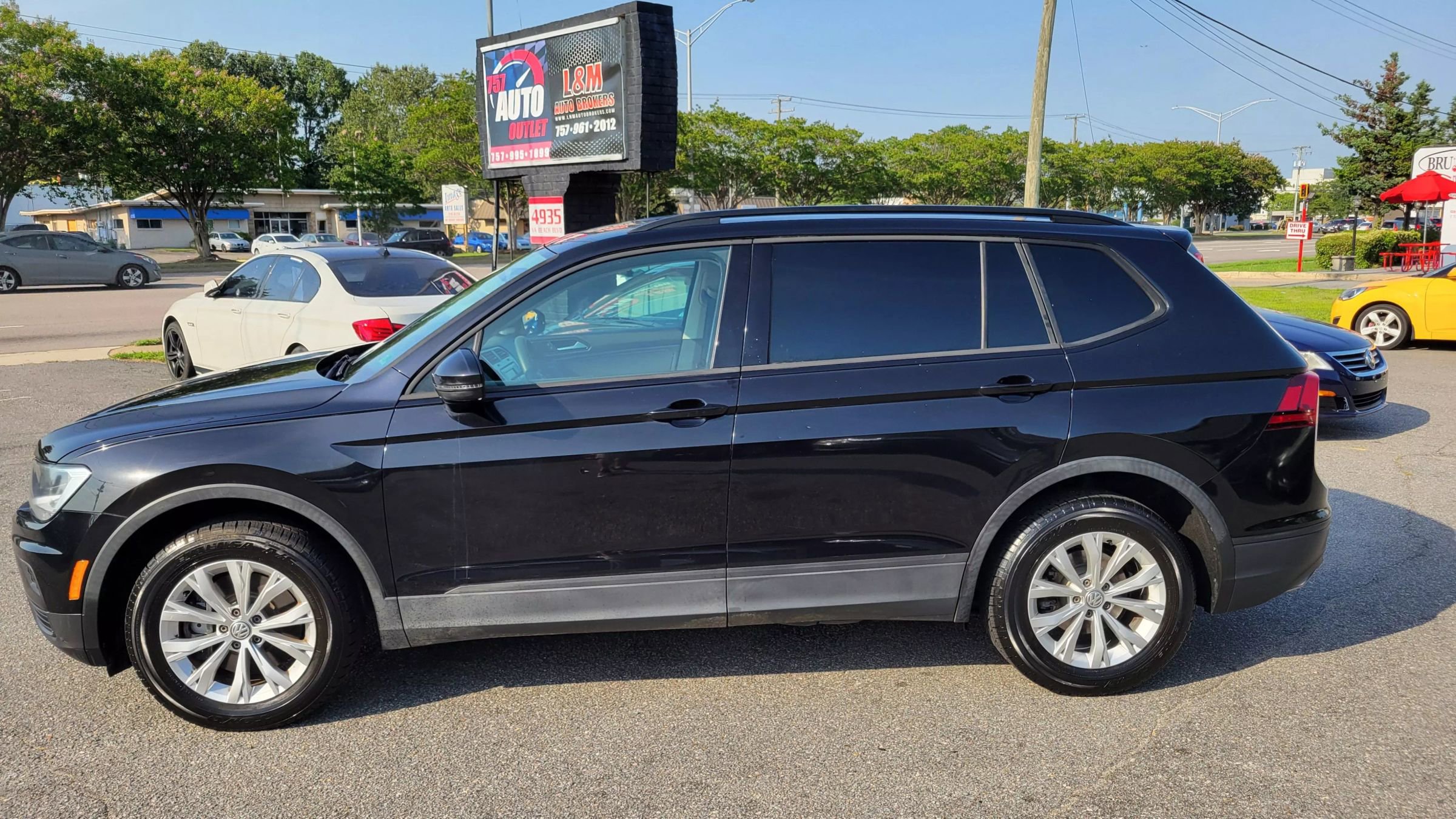 Used 2018 Volkswagen Tiguan S image 2