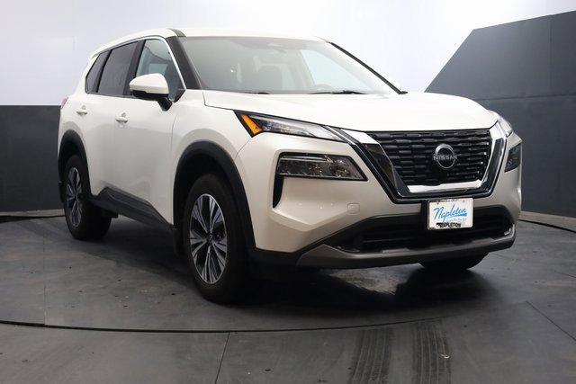 Used 2023 Nissan Rogue SV image 2