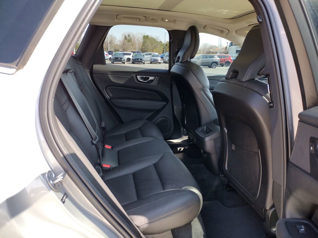 Used 2022 Volvo XC60 B5 Momentum image 10