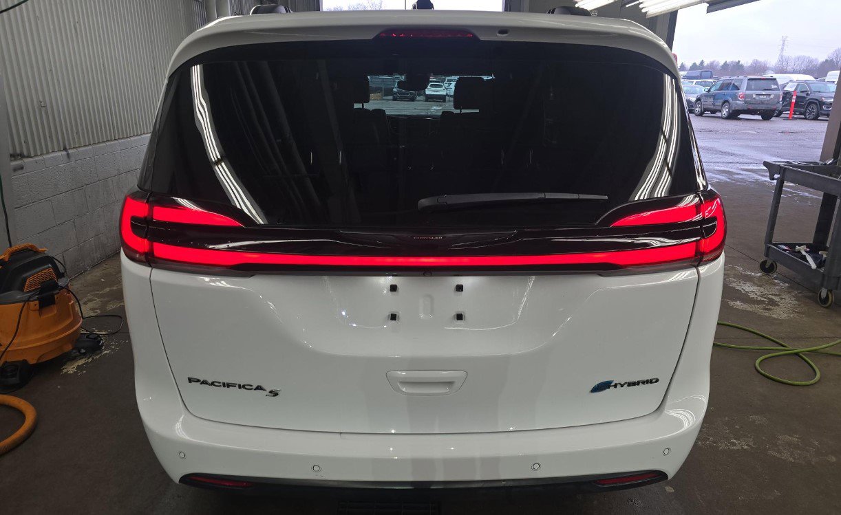 Used 2024 Chrysler Pacifica Premium image 5