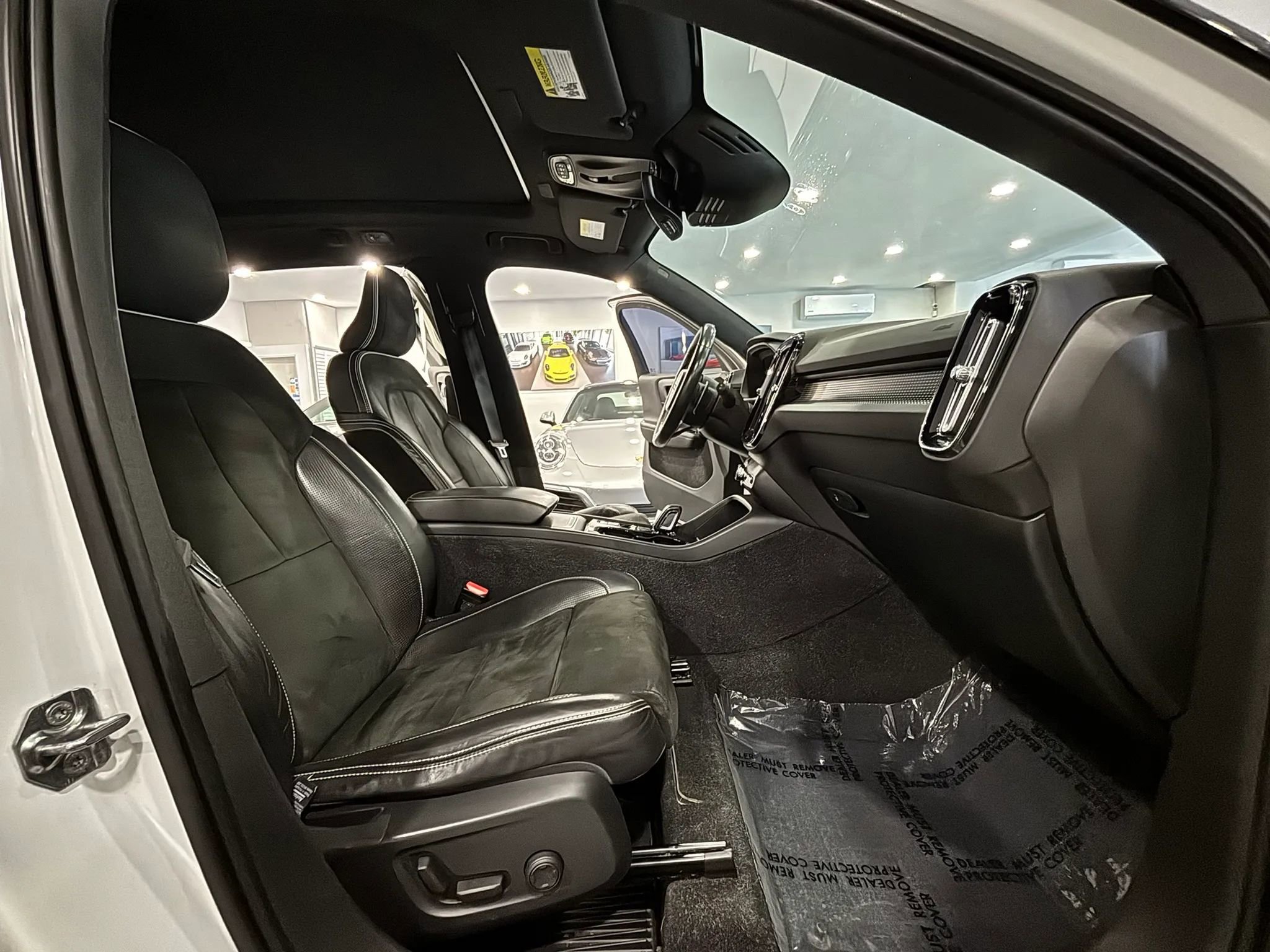 Used 2020 Volvo XC40 T4 R-Design FWD image 21
