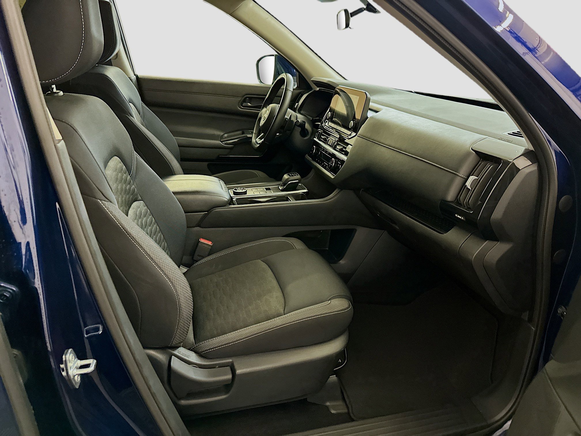 Used 2024 Nissan Pathfinder SV image 32