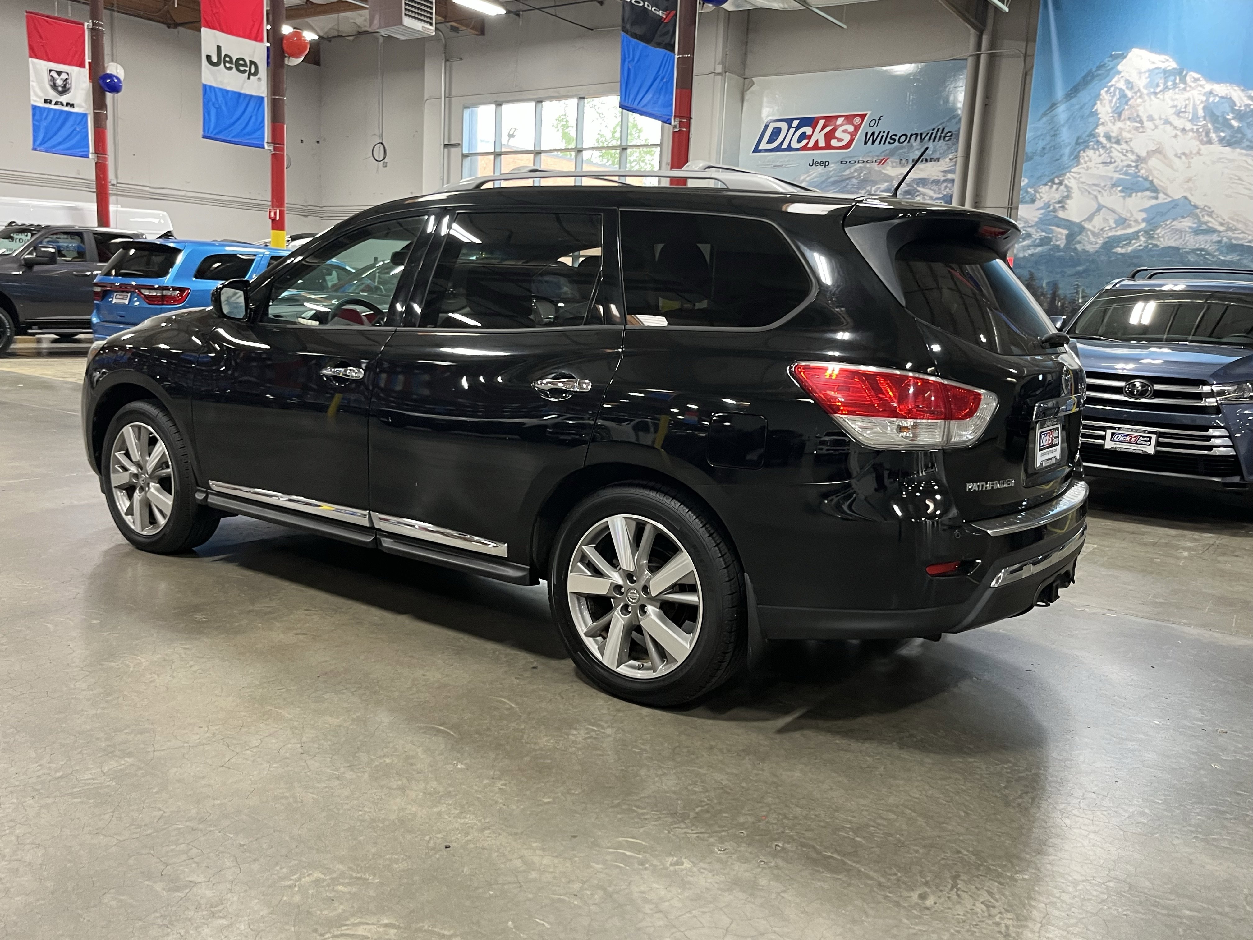 Used 2013 Nissan Pathfinder Platinum w/ Platinum Premium Pkg AWD/4WD image 3
