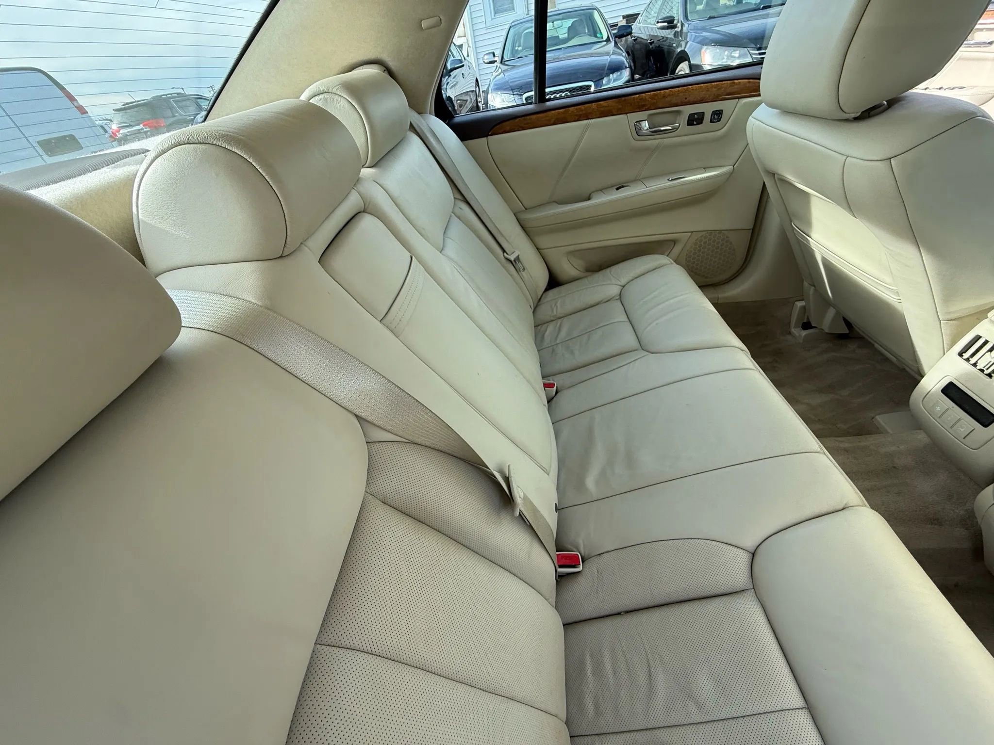 Used 2010 Cadillac DTS Platinum FWD image 39