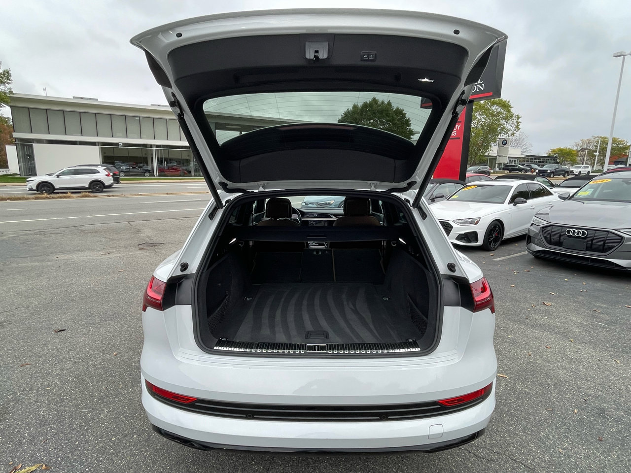 Used 2023 Audi e-tron Premium Plus w/ Premium Plus Package image 46