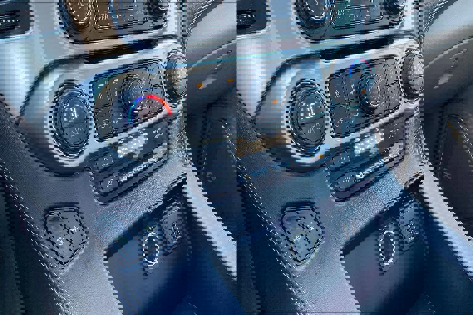 Used 2015 Chevrolet Suburban LT image 33