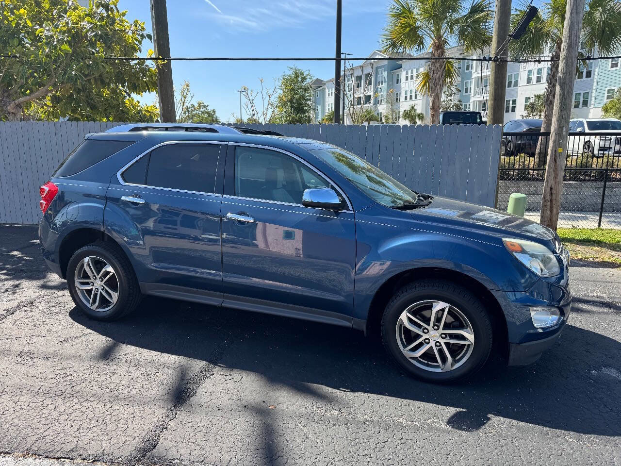 Used 2017 Chevrolet Equinox Premier w/ Enhanced Convenience Package FWD image 2