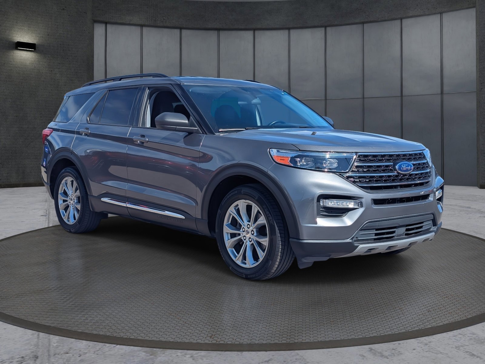 Used 2021 Ford Explorer XLT w/ Equipment Group 202A image 8