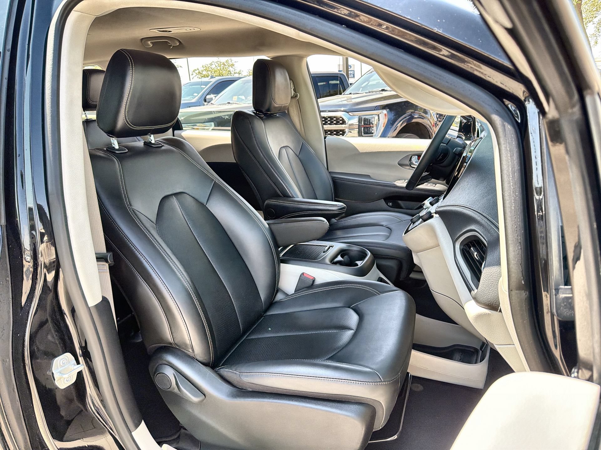 Used 2024 Chrysler Pacifica Limited FWD image 24