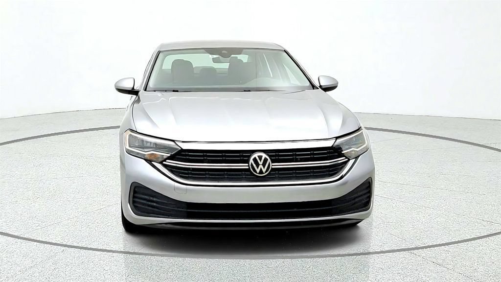Used 2024 Volkswagen Jetta SE FWD image 2