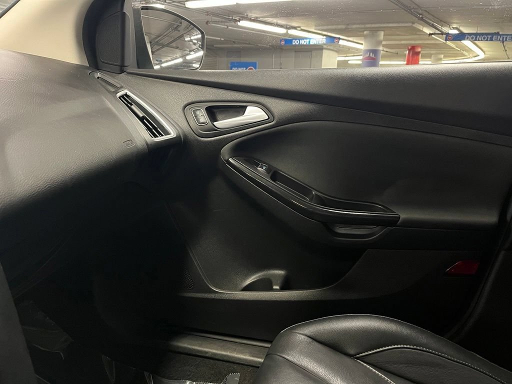 Used 2017 Ford Focus Titanium FWD image 29