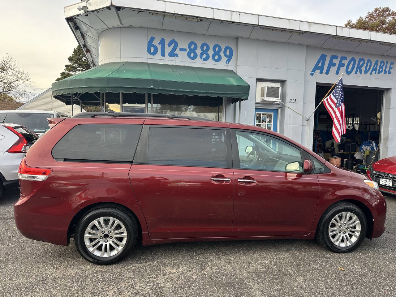 Used 2011 Toyota Sienna XLE w/ Premium Pkg image 5