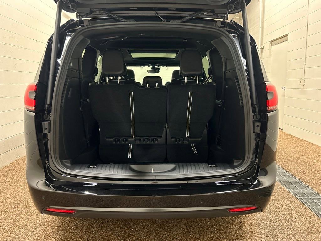 New 2027 Chrysler Pacifica Limited FWD image 17