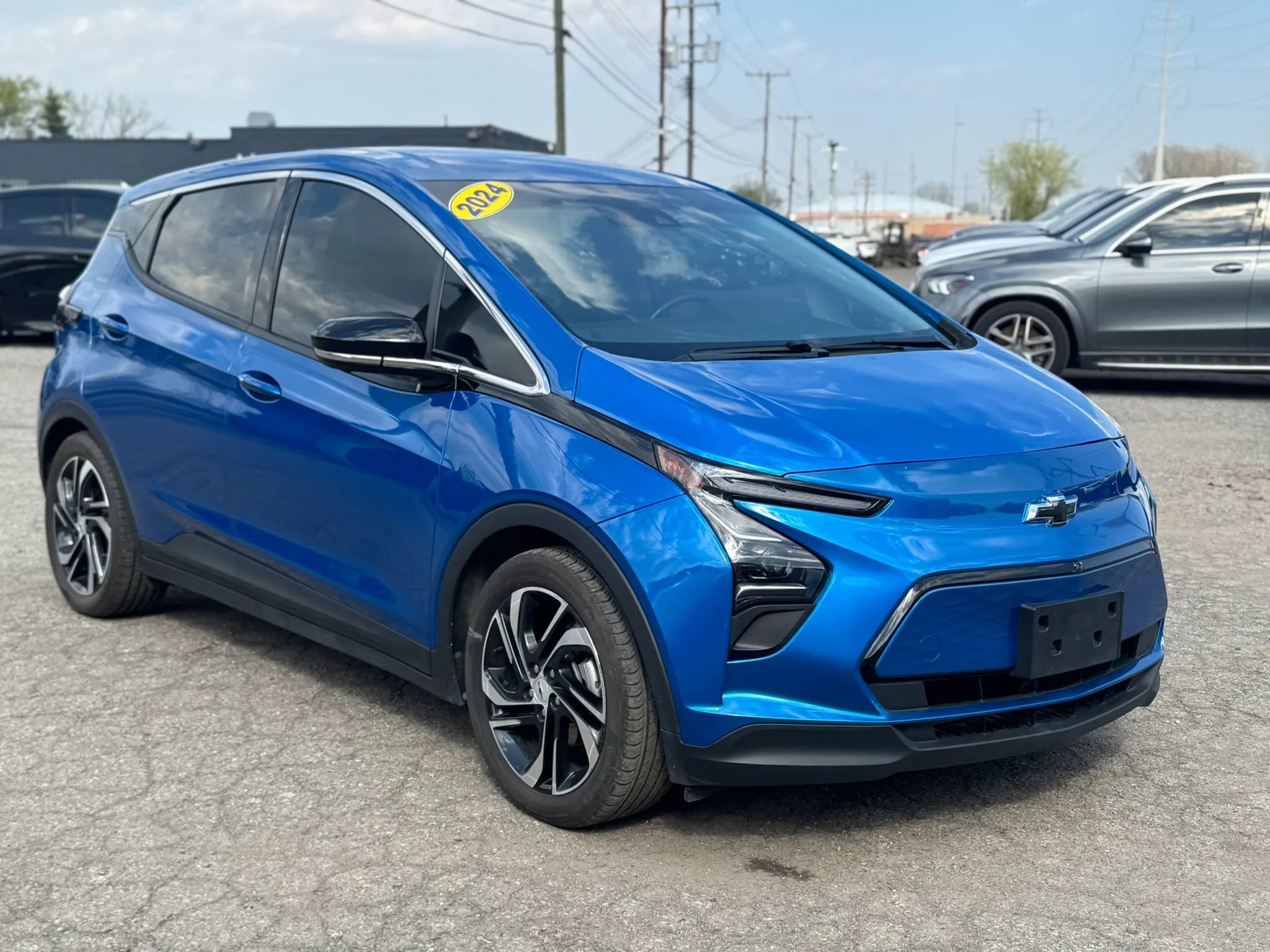 Used 2023 Chevrolet Bolt LT w/ Infotainment Package FWD image 3