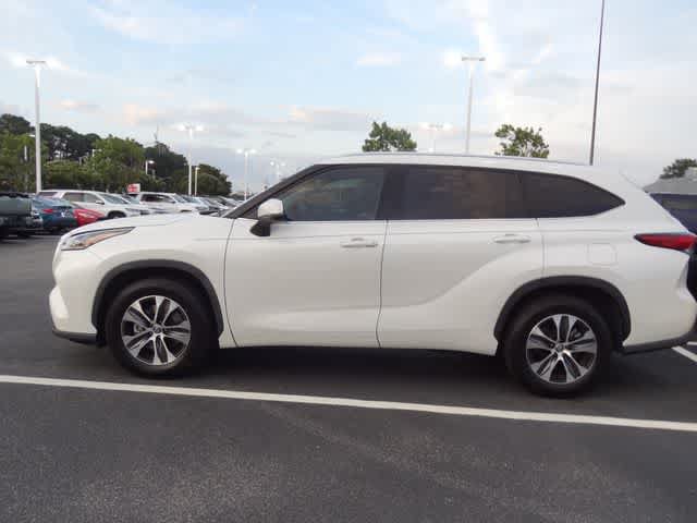 Used 2021 Toyota Highlander XLE FWD image 18