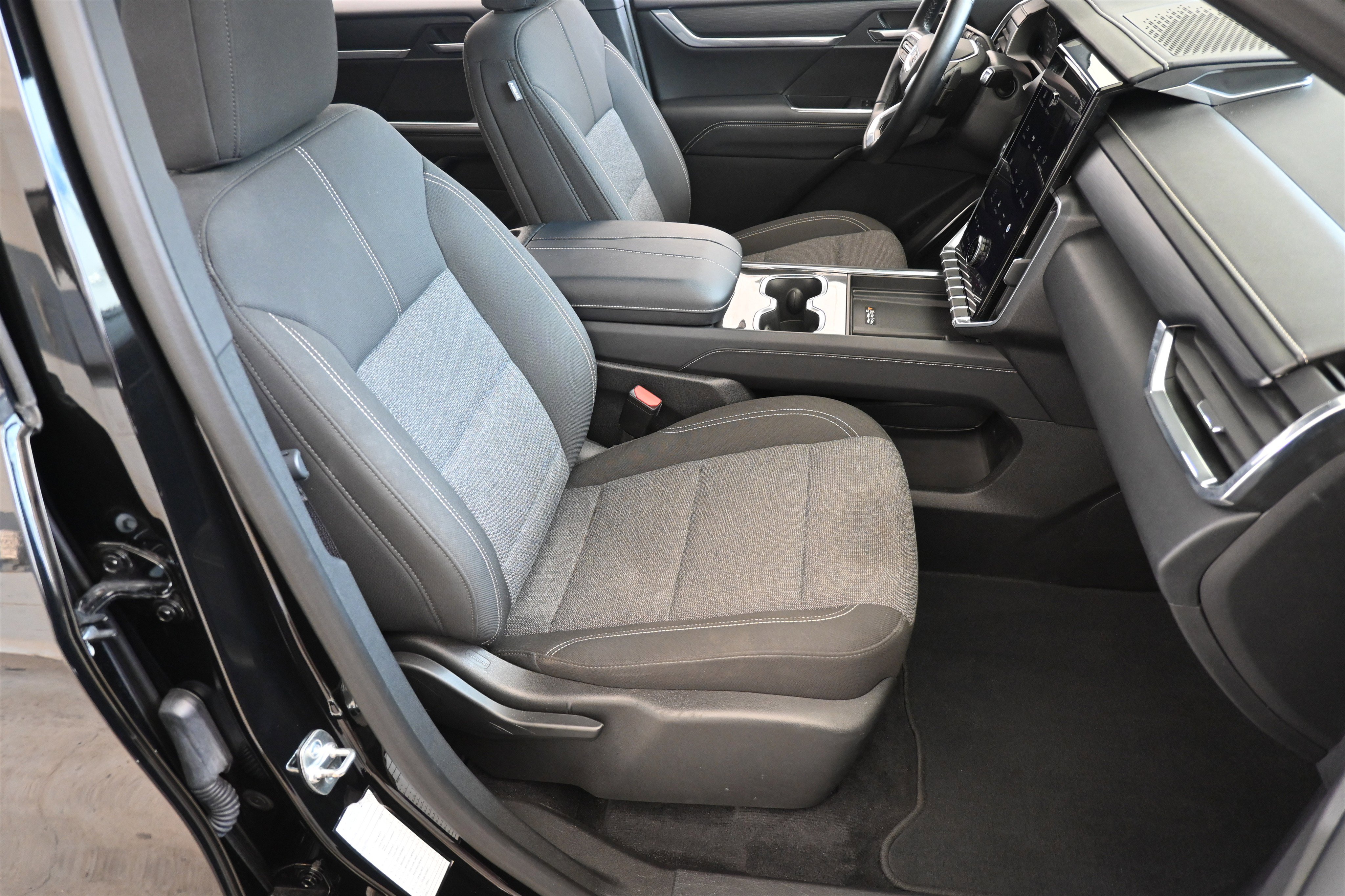 Used 2025 GMC Acadia Elevation image 21