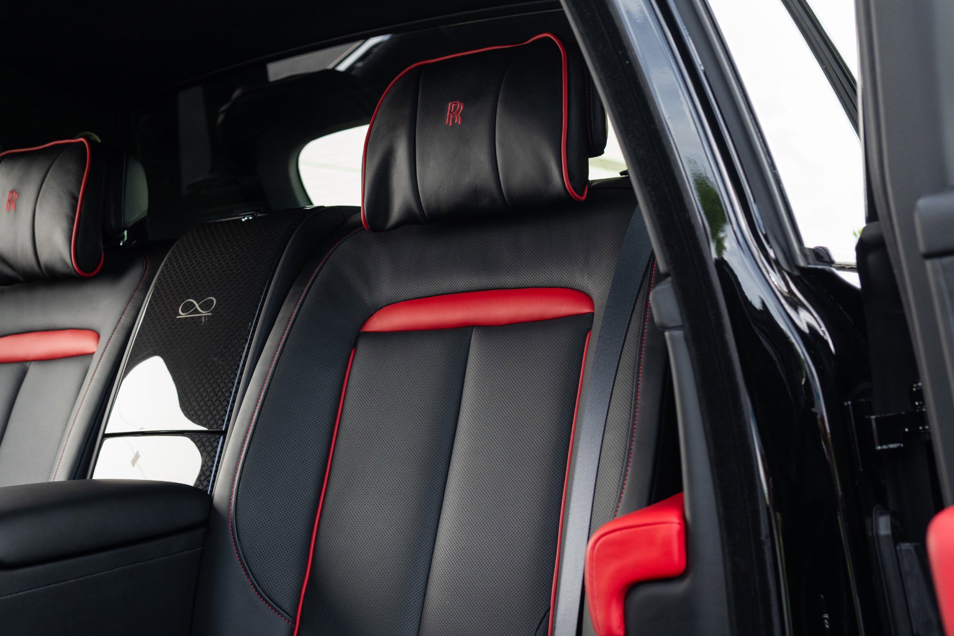 Used 2022 Rolls-Royce Cullinan Black Badge w/ Dark Exterior Package AWD/4WD image 54