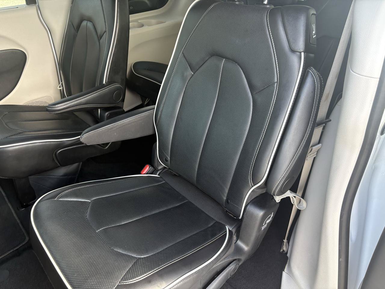 Used 2024 Chrysler Pacifica Limited FWD image 30