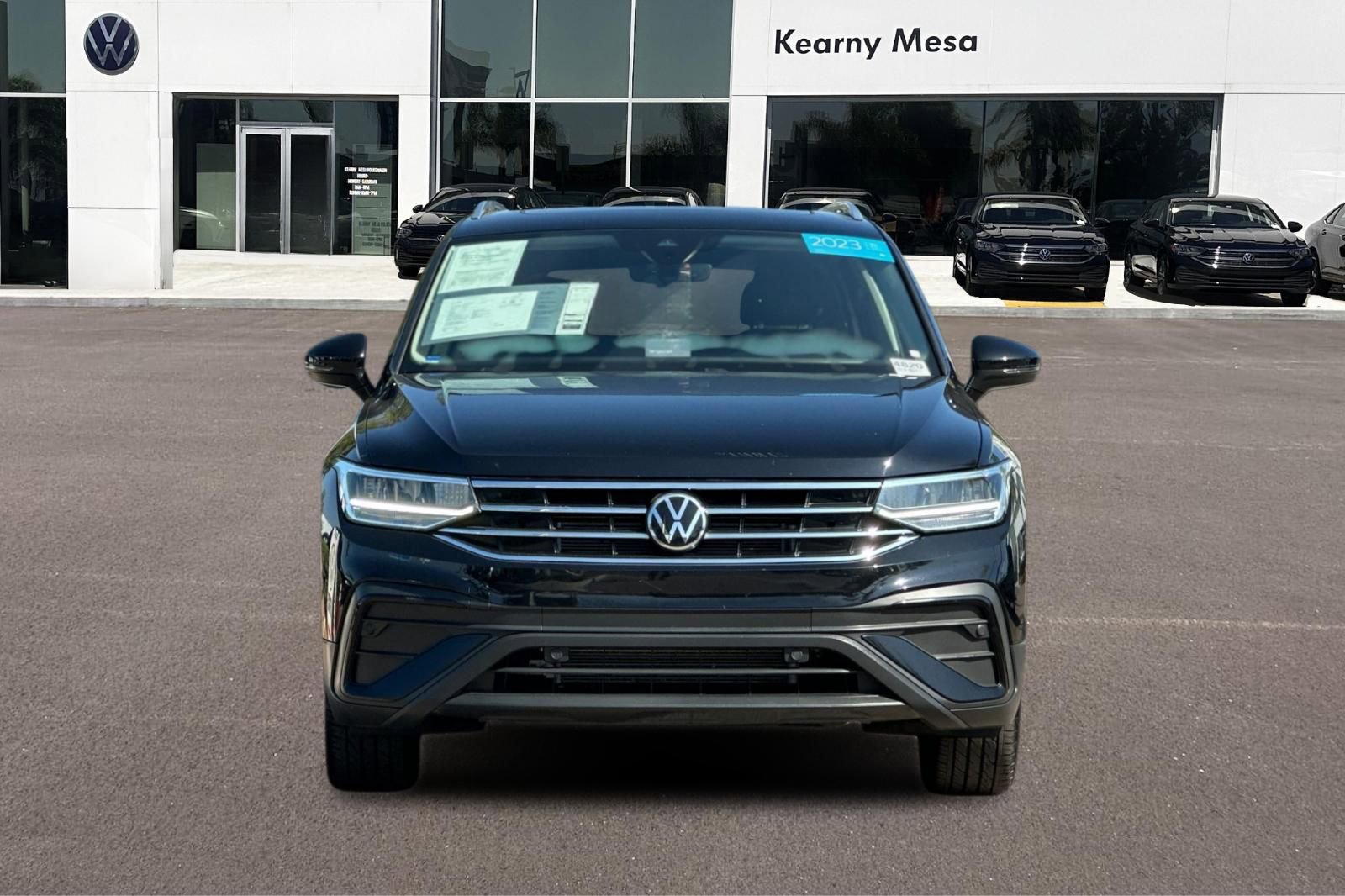 Used 2023 Volkswagen Tiguan SE w/ Panoramic Sunroof Package image 9