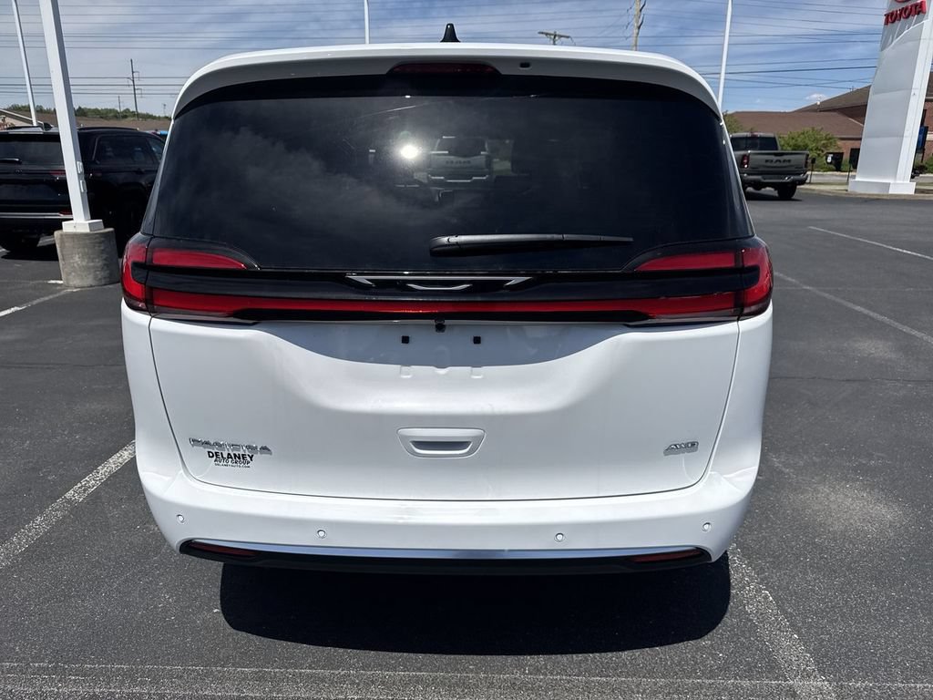 New 2027 Chrysler Pacifica Select AWD/4WD image 7