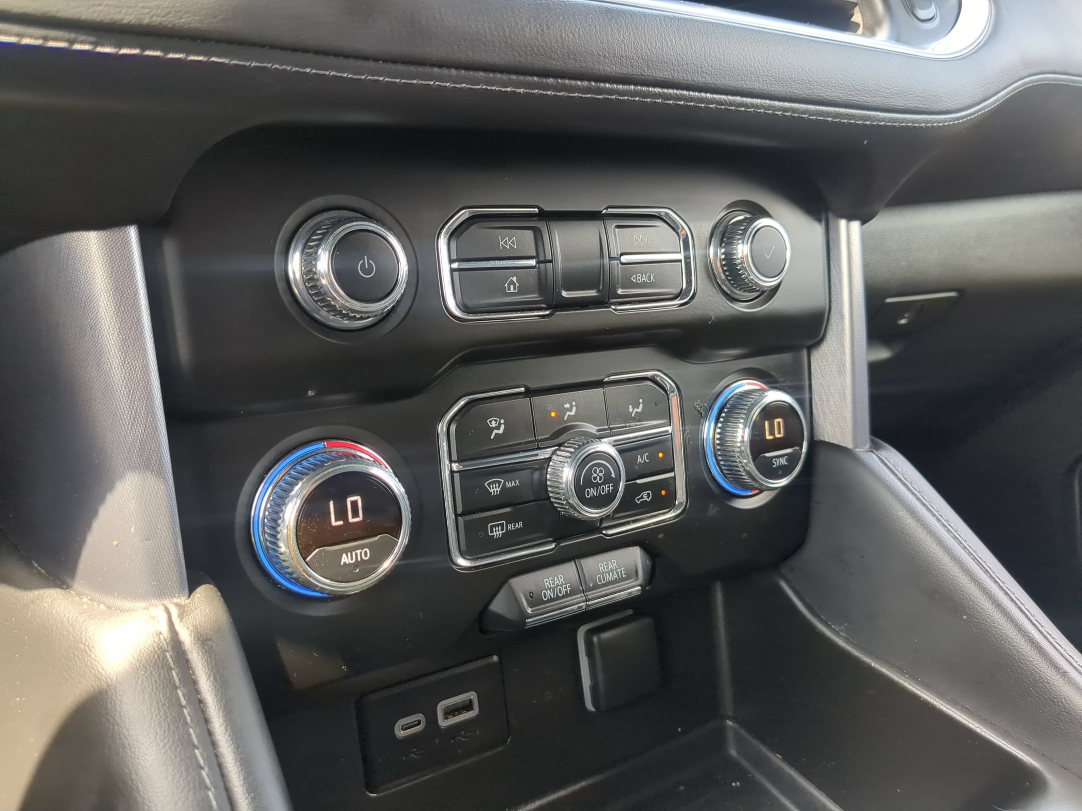 Used 2024 GMC Yukon SLE w/ Gmc Pro Safety Plus Package AWD/4WD image 18